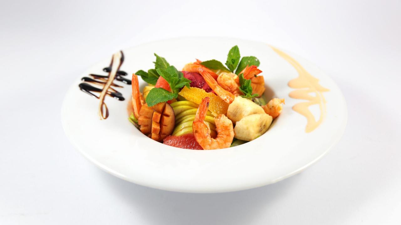 SALAD WITH FRESH FRUITS AND SHRIMP