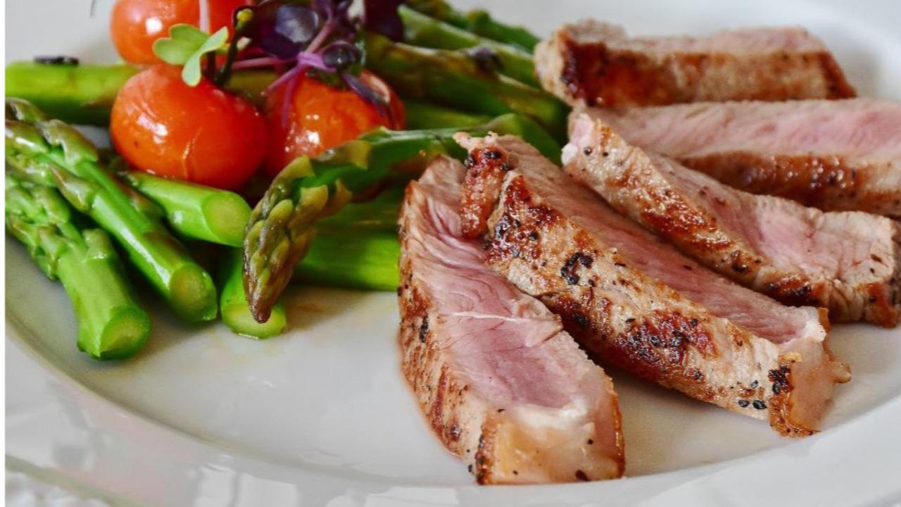 Sliced beef with asparagus