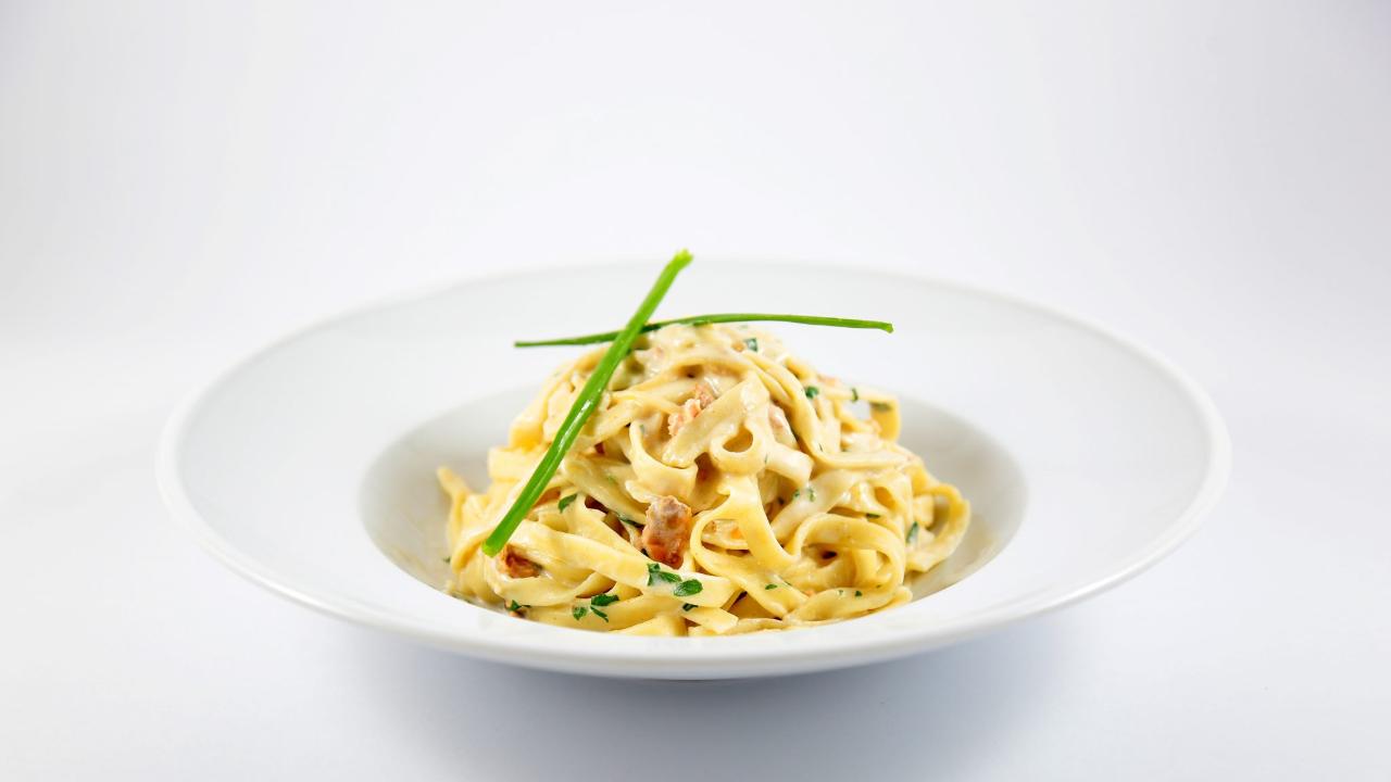 TAGLIATELLE AL SALMONE